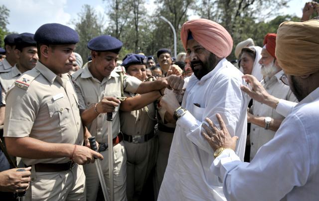 GIVING IT A PUSH: Police and Congress MLA Kewal Dhillon face to face in an attempted march that was intended to reach the Vidhan Sabha in Chandigarh on Tuesday. (Ravi Kumar/HT Photo) GIVING IT A PUSH: Police and Congress MLA Kewal Dhillon face to face in an attempted march that was intended to reach the Vidhan Sabha in Chandigarh on Tuesday. (Ravi Kumar/HT Photo)