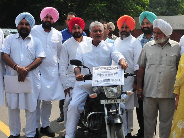 “Notice the motorcycle’s registration number (PB-11-AN-1055)?” said Jakhar. “The Punjab government showed it as that of a truck that shipped grain to warehouses.”(Keshav Singh/HT Photo)