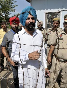 Congress MLA Parminder Singh Pinki sees off fellow legislator Aruna Chaudhary who along with other woman MLAs left the in-House protest on Tuesday after party unit chief Capt Amarider Singh asked them to, at the Vidhan Sabha in Chandigarh on Tuesday. Pinki went back inside. (Ravi Kumar/HT Photo) Congress MLA Parminder Singh Pinki sees off fellow legislator Aruna Chaudhary who along with other woman MLAs left the in-House protest on Tuesday after party unit chief Capt Amarider Singh asked them to, at the Vidhan Sabha in Chandigarh on Tuesday. Pinki went back inside. (Ravi Kumar/HT Photo)