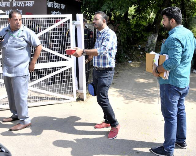 FOOD FROM HOME: Relatives and employees of Congress MLAs bring in food packets and files for the leaders on dharna inside the assembly, in Chandigarh on Tuesday. (Ravi Kumar/HT Photo) FOOD FROM HOME: Relatives and employees of Congress MLAs bring in food packets and files for the leaders on dharna inside the assembly, in Chandigarh on Tuesday. (Ravi Kumar/HT Photo)