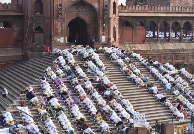 After prayers, muslims distribute part of the meat to the poor outside Jama Masjid in New Delhi on Tuesday. (Sushil Kumar/HT PHOTO)