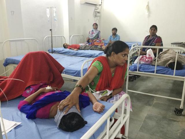 A patient lies under a mosquito net in the dengue ward of a government hospital, Allahabad, September 9, 2016 (AFP) A patient lies under a mosquito net in the dengue ward of a government hospital, Allahabad, September 9, 2016 (AFP)