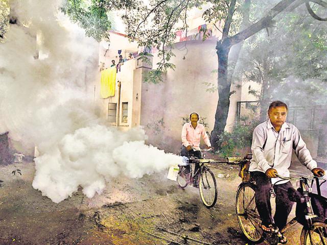 A fever clinic in Safdarjung Hospital attends to dengue and chikungunya patients in New Delhi. Delhi government has set up such clinics in 26 hospitals.(Saumya Khandelwal/HT PHOTO)