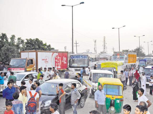 Bheem Nagar residents block NH-24 near Vijay Nagar after Prem Wati, 60, and her grandson, 25, were shot dead. (Sakib Ali/HT Photo) Bheem Nagar residents block NH-24 near Vijay Nagar after Prem Wati, 60, and her grandson, 25, were shot dead. (Sakib Ali/HT Photo)