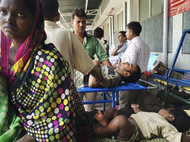 Patients outside the emergency ward in AIIMS, New Delhi, which include cases of Dengue and Chikungunya, September 12, 2016.(Saumya Khandelwal/HT Photo)