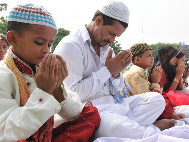 In devotion: A family offering namaz in Jalandhar on Tuesday. (Pardeep Pandit/HT )