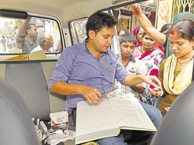 Each van, a makeshift arrangement in a Maruti eight-seater van, carries a General Duties Medical Officer (doctor) and a pharmacist. These clinics offer free treatment and medicine for dengue and chikungunya.(Saumya Khandelwal/Hindustan Times) Each van, a makeshift arrangement in a Maruti eight-seater van, carries a General Duties Medical Officer (doctor) and a pharmacist. These clinics offer free treatment and medicine for dengue and chikungunya.(Saumya Khandelwal/Hindustan Times)