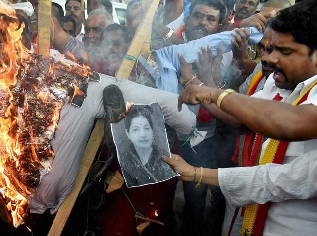 Kannada activists burn an effigy of Tamilandu chief minister Jayalalitha during a protest against the Supreme Court verdict on release of Cauvery water for the neighbouring state.(PTI)