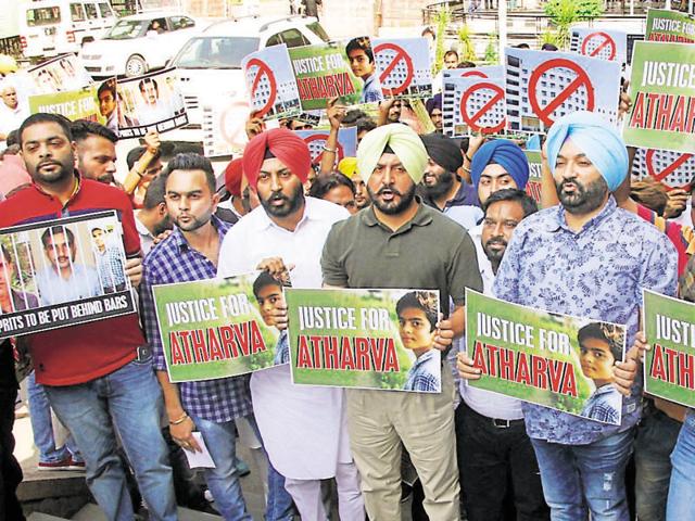 Class 8 student Atharva Gupta’s kin protesting outside the mini secretariat in Ludhiana on Monday. The boy’s classmates, DAV pass-outs and SOI members also joined the protest.(HT Photo)