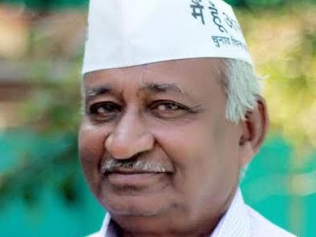 AAP leader Wamanrao Chatap argued with MNS workers to allow activists to exercise their democratic right. (HT Photo) AAP leader Wamanrao Chatap argued with MNS workers to allow activists to exercise their democratic right. (HT Photo)