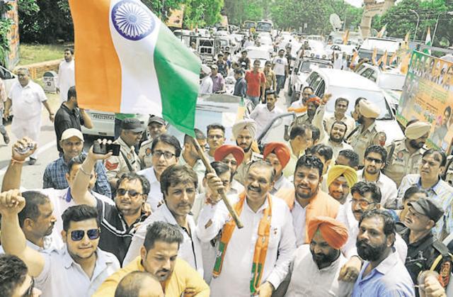 Union minister of state and Punjab BJP president Vijay Sampla leading the Tiranga Yatra at Khatkar Kalan in SBS Nagar on Monday. (HT Photo) Union minister of state and Punjab BJP president Vijay Sampla leading the Tiranga Yatra at Khatkar Kalan in SBS Nagar on Monday. (HT Photo)