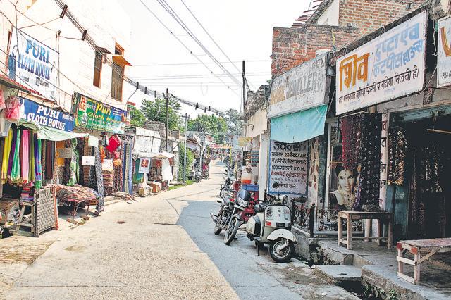 The present view of the market that has around 500 shops and was once a business hub for the people of Datarpur in Hoshiarpur district. (HT Photo) The present view of the market that has around 500 shops and was once a business hub for the people of Datarpur in Hoshiarpur district. (HT Photo)