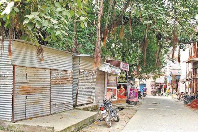 The present view of the market that has around 500 shops and was once a business hub for the people of Datarpur in Hoshiarpur district. (HT Photo) The present view of the market that has around 500 shops and was once a business hub for the people of Datarpur in Hoshiarpur district. (HT Photo)