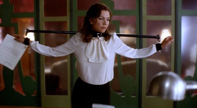 A young woman, recently released from a mental hospital, gets a job as a secretary to a demanding lawyer, where their employer-employee relationship turns into a sexual, sadomasochistic one.