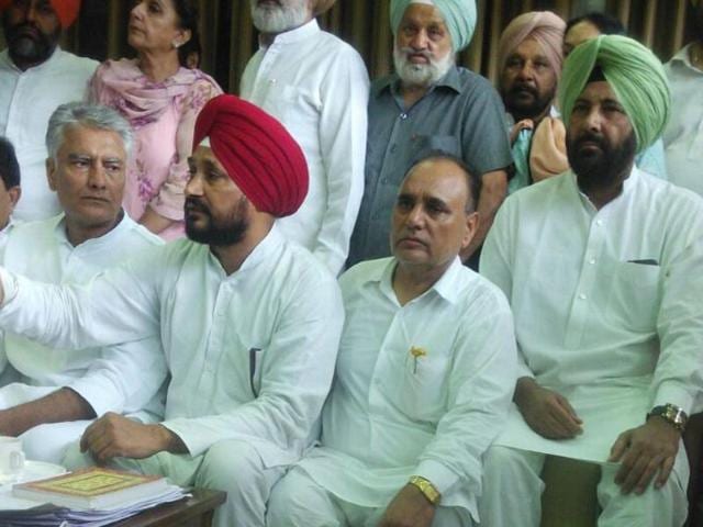 Congress MLA Tirlochan Singh Soondh (without shoes), who hurled his shoe at the Akali MLA, holding a press conference in Chandigarh on Wednesday.(Keshav Singh/HT Photo)