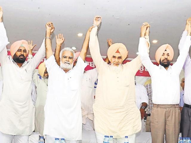 Sacked Punjab AAP convener Sucha Singh Chhotepur (fourth from left) and his supporters raise hands during a rally in Bathinda on Tuesday. (HT Photo) Sacked Punjab AAP convener Sucha Singh Chhotepur (fourth from left) and his supporters raise hands during a rally in Bathinda on Tuesday. (HT Photo)