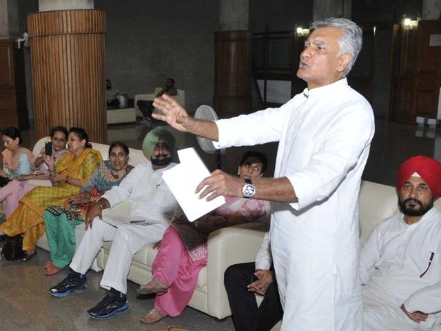Senior MLA Sunil Jakhar addressing the Congress’ mock session at the Punjab assembly in Chandigarh on Wednesday.(Keshav Singh/HT Photo)