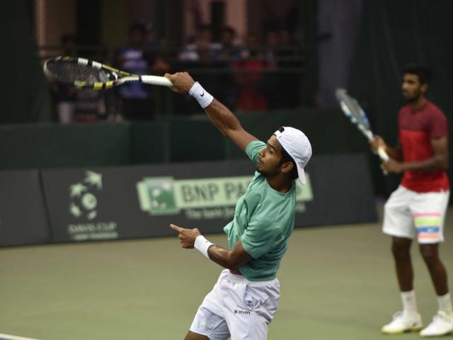 Sumit Nagal hits an overhead during practice. (Vipin Kumar/HT PHOTO)