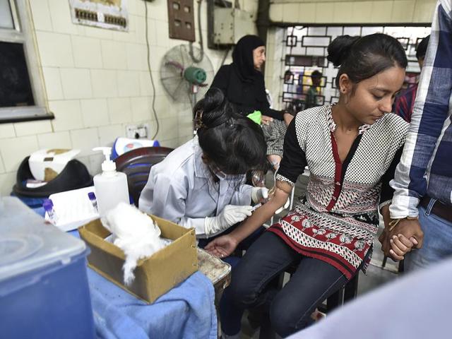 Patients waiting for check-up outside the general OPD at Delhi’s St. Stephen's hospital. The national capital is battling one of its worst outbreaks of mosuito-borne disesases with over 1000 cases of chikungunya and dengue reported so far.(Raj K Raj/HT Photo)