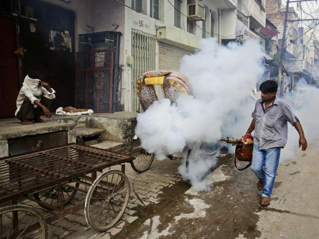 A health worker fumigates an area in order to prevent the spread of mosquito-borne diseases in Allahabad.(AP Photo)