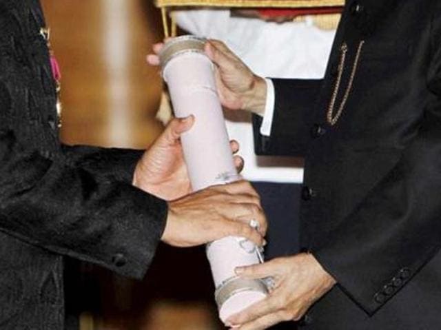 Rajinikanth receiving Padma Vibhushan award from President Pranab Mukherjee during Padma awards ceremony at Rashtrapati Bhawan in New Delhi on April 12, 2016.(HT file photo)