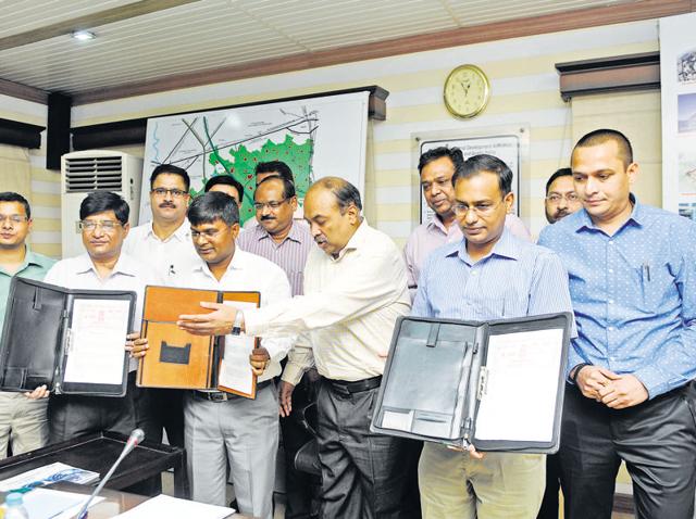 Top Noida, Greater Noida and NMRC officials were present on the occasion. (Sunil Ghosh/HT Photo) Top Noida, Greater Noida and NMRC officials were present on the occasion. (Sunil Ghosh/HT Photo)