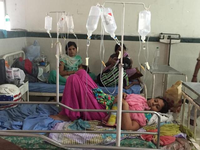 Patients of chikungunya and other viral infections admitted to Civil Hospital in Gurgaon.(Parveen Kumar/HT Photo)