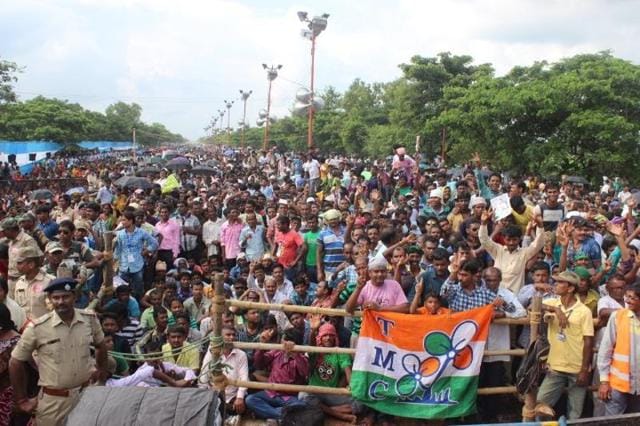 A section of the crowd in Singur on Wednesday. The villagers had the best Durga puja gift of their life. (Tweeter) A section of the crowd in Singur on Wednesday. The villagers had the best Durga puja gift of their life. (Tweeter)