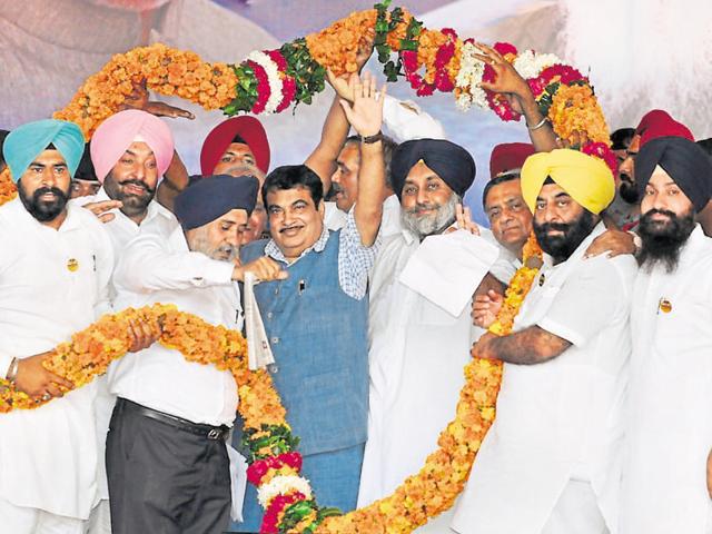 SAD-BJP workers with Union minister Nitin Gadkari and deputy CM Sukhbir Badal at Partapura village on the outskirts of Jalandhar on Wednesday. (Pardeep Pandit /HT) SAD-BJP workers with Union minister Nitin Gadkari and deputy CM Sukhbir Badal at Partapura village on the outskirts of Jalandhar on Wednesday. (Pardeep Pandit /HT)