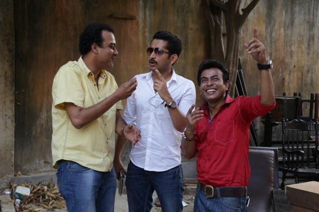 Director Sujan Mukherjee, Parambrata Chatterjee and Rudranil Ghosh on the set of Chocolate. (Greentouch Entertainment)