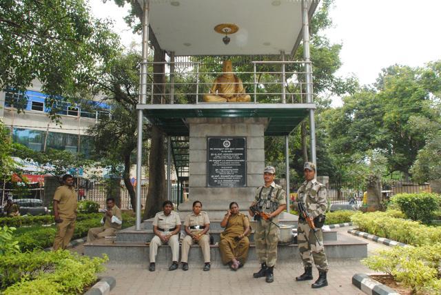 Statue of Tamil saint poet Tiruvalluvar at Ulsoor lake, where security personnel has been deployed. (HT Photo) Statue of Tamil saint poet Tiruvalluvar at Ulsoor lake, where security personnel has been deployed. (HT Photo)
