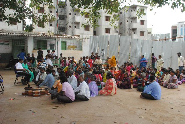 Social worker Ramachandran addresses the slum dwellers in a confidence-building measure in Sanjay Gandhi Nagar of Bengaluru. (HT Photo) Social worker Ramachandran addresses the slum dwellers in a confidence-building measure in Sanjay Gandhi Nagar of Bengaluru. (HT Photo)