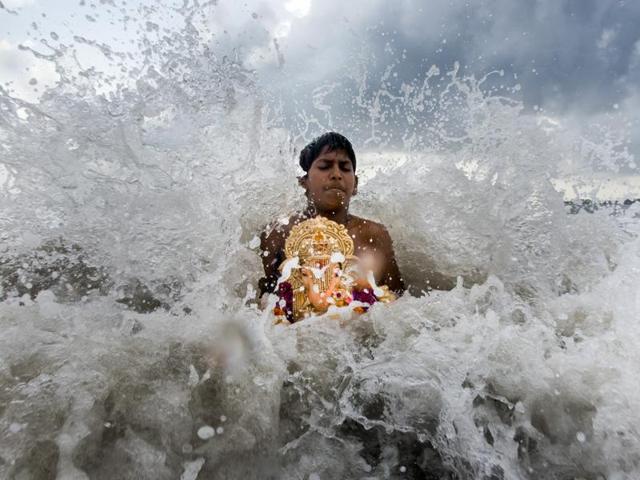 An idol of Lord Ganesha was immersed during 5th day of Ganesh Visarjan at Varsova Beach, in Mumbai. (Kunal Patil/HT Photo) An idol of Lord Ganesha was immersed during 5th day of Ganesh Visarjan at Varsova Beach, in Mumbai. (Kunal Patil/HT Photo)