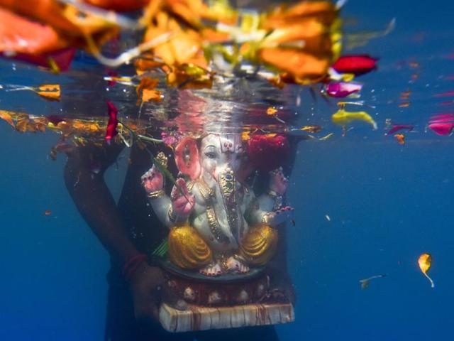 After performing the farewell ‘Uttar Pooja’, thousands of idols of Lord Ganesh were taken to immersion points in Mumbai. (Kunal Patil/HT Photo) After performing the farewell ‘Uttar Pooja’, thousands of idols of Lord Ganesh were taken to immersion points in Mumbai. (Kunal Patil/HT Photo)