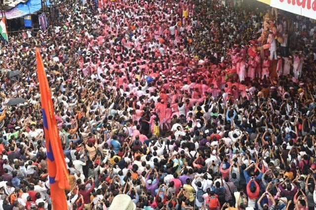 Devotees surround Lalbaugcha Raja idol of Hindu god Ganesha on the last day of Ganesha Chaturthi festival in Lalbaug area Mumbai on Thursday. (Pratham Ghokale/HT Photo) Devotees surround Lalbaugcha Raja idol of Hindu god Ganesha on the last day of Ganesha Chaturthi festival in Lalbaug area Mumbai on Thursday. (Pratham Ghokale/HT Photo)
