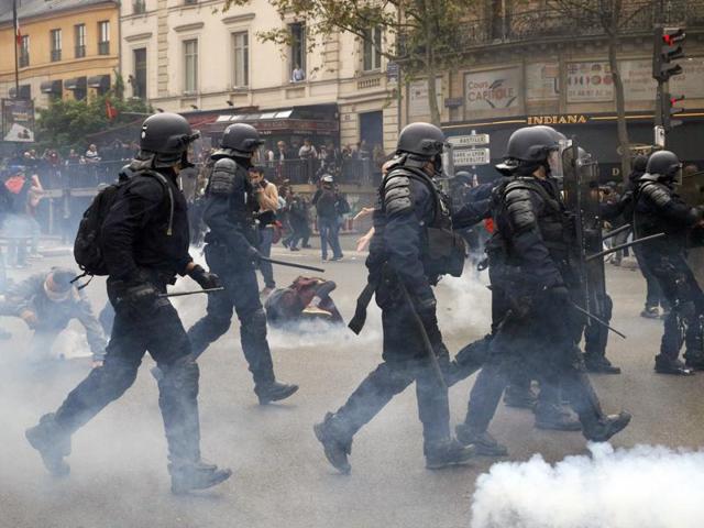 Riot policemen run towards protesters during clashes in Paris, France. (AP Photo) Riot policemen run towards protesters during clashes in Paris, France. (AP Photo)