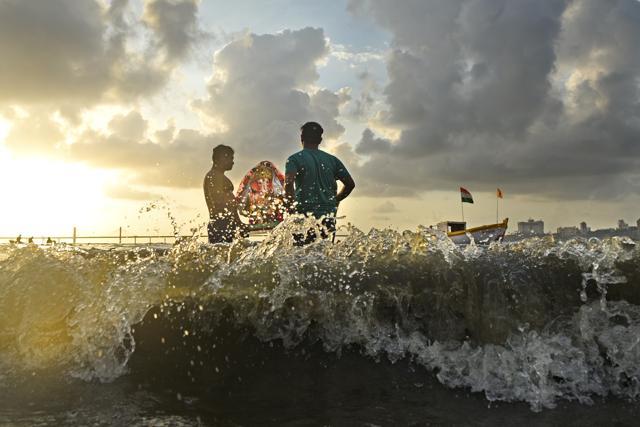 Devotees during immersion of Ganesha on the seventh immersion day of Ganesh Chaturthi at Dadar chowpatty in Mumbai on Sunday. (Pratik Chorge/HT Photo) Devotees during immersion of Ganesha on the seventh immersion day of Ganesh Chaturthi at Dadar chowpatty in Mumbai on Sunday. (Pratik Chorge/HT Photo)
