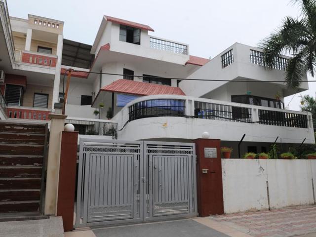 The Gurgaon police said the body of the deceased, Abhilasha, was hanging from the ceiling fan for more than two days while her husband stayed in the next room on the second floor of the house. (Parveen Kumar/HT Photo) The Gurgaon police said the body of the deceased, Abhilasha, was hanging from the ceiling fan for more than two days while her husband stayed in the next room on the second floor of the house. (Parveen Kumar/HT Photo)