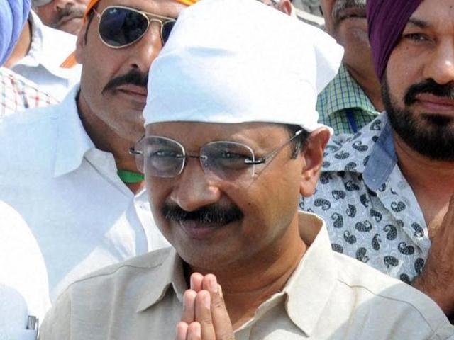 Delhi Chief Minister Arvind Kejriwal paying obeisance at Golden temple in Amritsar.(PTI) Delhi Chief Minister Arvind Kejriwal paying obeisance at Golden temple in Amritsar.(PTI)