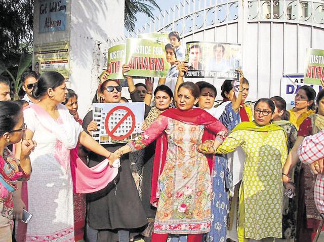 Parents of DAV School students protesting outside the school premises on Pakhowal Road on Wednesday. (JS Grewal/HT) Parents of DAV School students protesting outside the school premises on Pakhowal Road on Wednesday. (JS Grewal/HT)