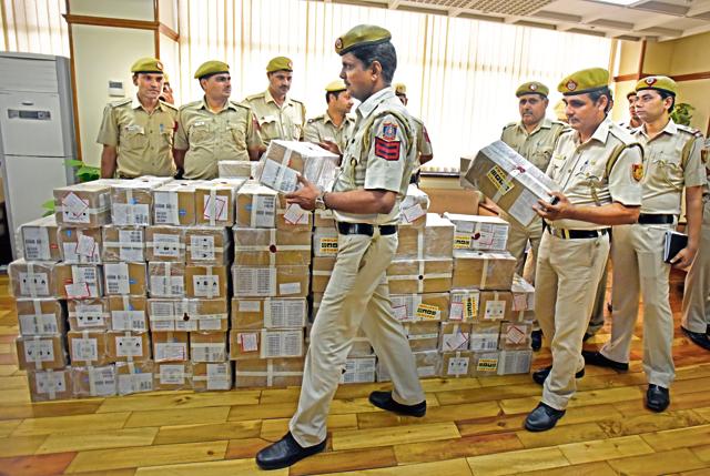 Delhi police recovered 900 iphones, worth Rs 2. 25 crores and arrested two accused within 48 hrs after theft in New Delhi on Thursday. (Sonu Mehta/HT photo) Delhi police recovered 900 iphones, worth Rs 2. 25 crores and arrested two accused within 48 hrs after theft in New Delhi on Thursday. (Sonu Mehta/HT photo)