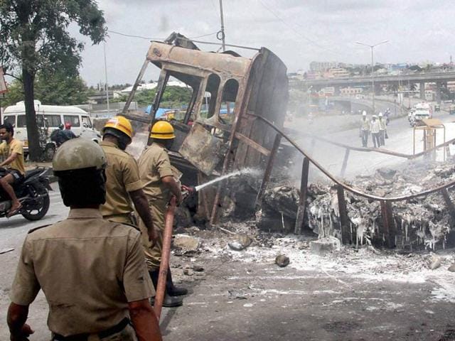 Protesters vandalise hoardings of Tamil superstar Rajinikanth during a protest over the Cauvery water row, in Mysore on September 12.(PTI Photo) Protesters vandalise hoardings of Tamil superstar Rajinikanth during a protest over the Cauvery water row, in Mysore on September 12.(PTI Photo)