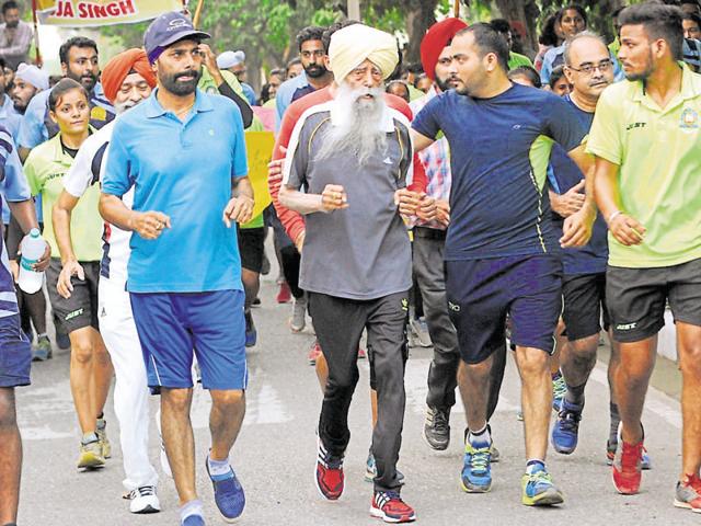 Marathon runner Fauja Singh during the ‘Run for Health’ event at Punjabi University in Patiala on Wednesday.(HT Photo) Marathon runner Fauja Singh during the ‘Run for Health’ event at Punjabi University in Patiala on Wednesday.(HT Photo)