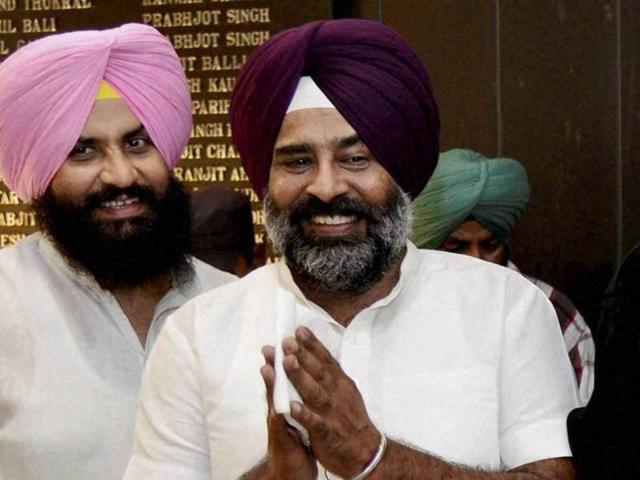 Pargat Singh (left) and Navjot Singh Sidhu at a press conference in Chandigarh.(Ravi Kumar/HT File Photo)