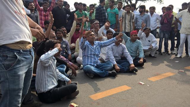Supporters of Shivpal Yadav gathered outside his official residence early Friday morning and demand his restoration as state party chief and the portfolios taken away from him. (Pankaj Jaiswal/HT Photo)