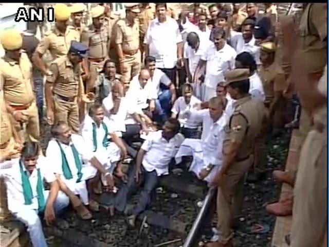 TN farmers’ association stage ‘Rail Roko’ protest at Saidapet railway station over Cauvery water dispute with Karnataka (ANI on Twitter) TN farmers’ association stage ‘Rail Roko’ protest at Saidapet railway station over Cauvery water dispute with Karnataka (ANI on Twitter)