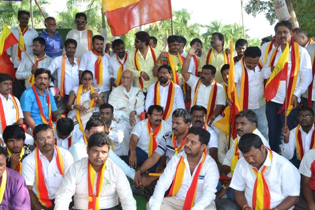 Ninety-two-year old G Madhe Gowda (in the centre) is on a dharna over the Cauvery water issue. Farmers of Karnataka’s Mandya region claim they will be the worst-hit by the SC order to Karnataka to release 12,000 cusecs of Cauvery river water to neighbouring Tamil Nadu over the next few days. (KV Lakshmana / HT Photo )