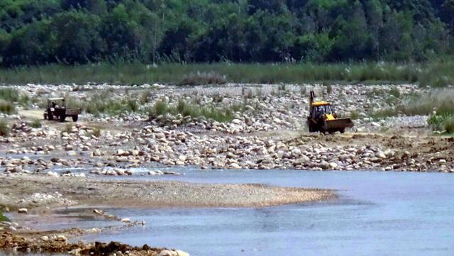 Earthmovers used for mining on the Punjab-HP border. (HT Photo)