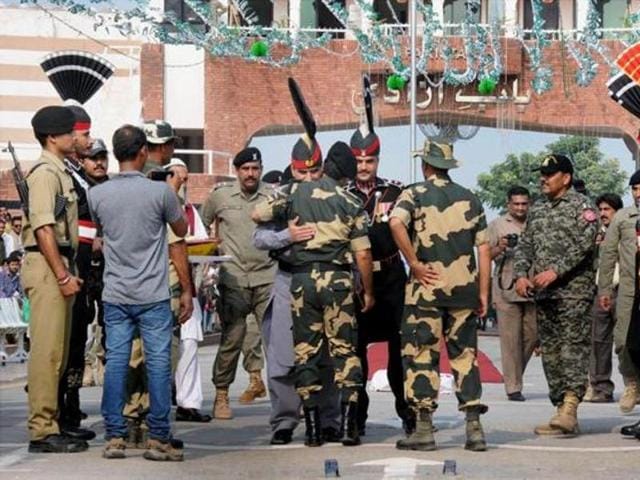 Personnel of the Pakistani Rangers and Border Security Force at the Attari-Wagah check post in August. On Thursday, the mortal remains of 160 Pakistani Hindus who died in the past one decade were brought to India through the check post.(PTI file)