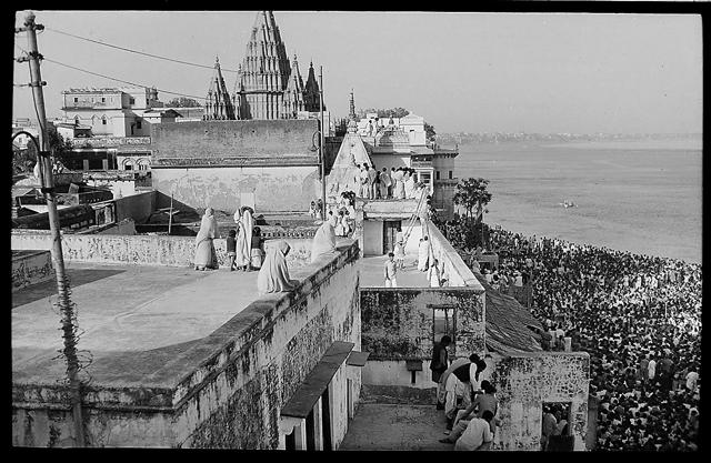 Crowd gathered after the murder of Mahatma Gandhi, Varanasi, India, 30th January 1948 (Rietberg Museum) Crowd gathered after the murder of Mahatma Gandhi, Varanasi, India, 30th January 1948 (Rietberg Museum)